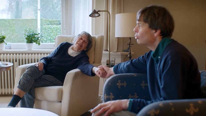 Kees Momma in openhartig gesprek met moeder tijdens verhuizing: ‘We zijn elkaar zo dierbaar’ 