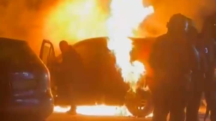 Bizar beeld: man blijft ruim een minuut in brandende auto zitten