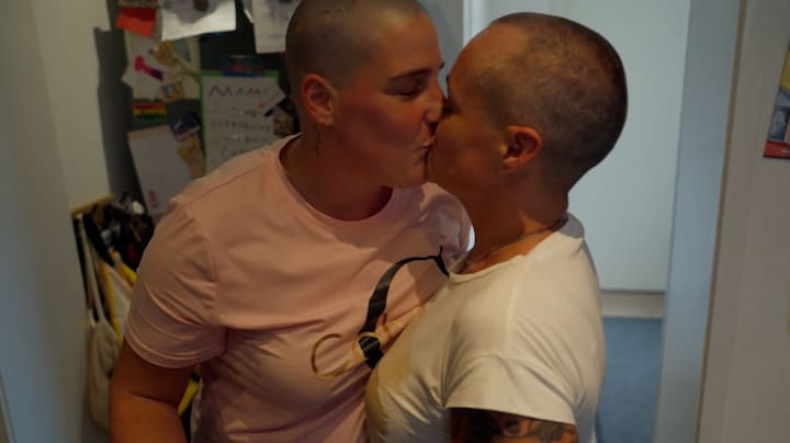 Elma gaat kaal voor Linda’s hersenoperatie: ‘Twee kale potten’