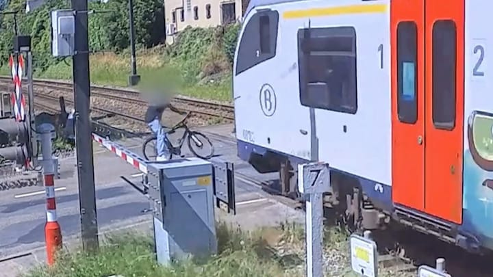 Bizarre beelden: fietser overleeft crash met Belgische trein