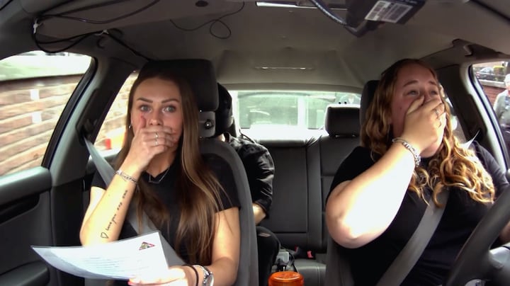 Gillende Jamie zorgt voor chaos op weg in De Slechtste Chauffeur