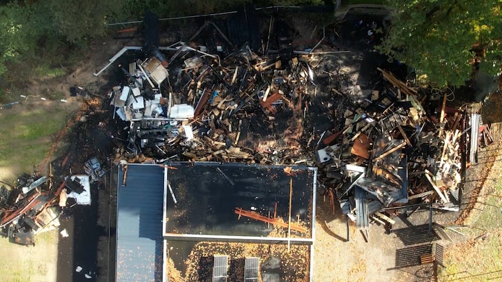 Clubhuis vliegt in brand tijdens opening, leden zijn aangeslagen