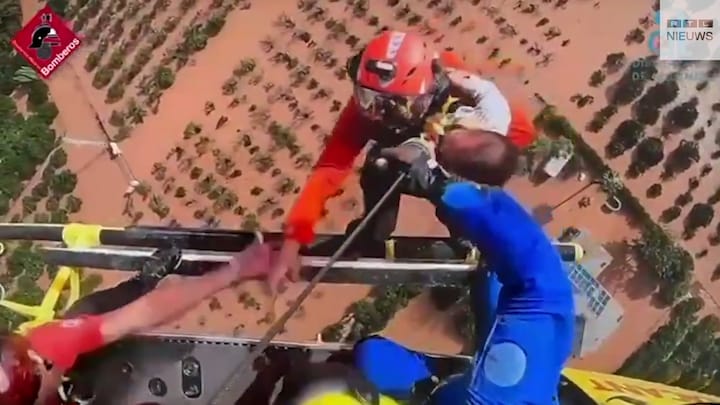 Bijzondere redding in Spanje: 1-jarige en moeder uit huis gehesen