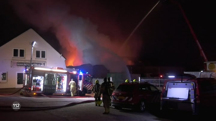 Loods in Beedgen verwoest door grote brand.