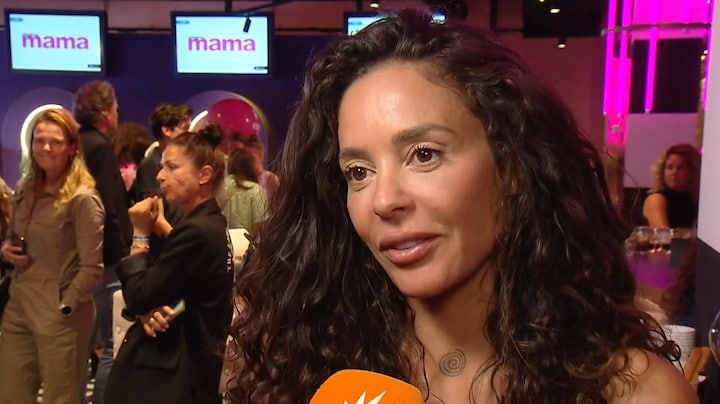 Fajah Lourens blij als jonge oma: 'Ik ben streng, maar wel een verwenoma'