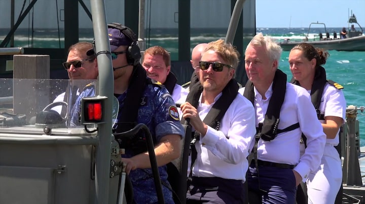 Koning brengt kort bezoek aan Aruba