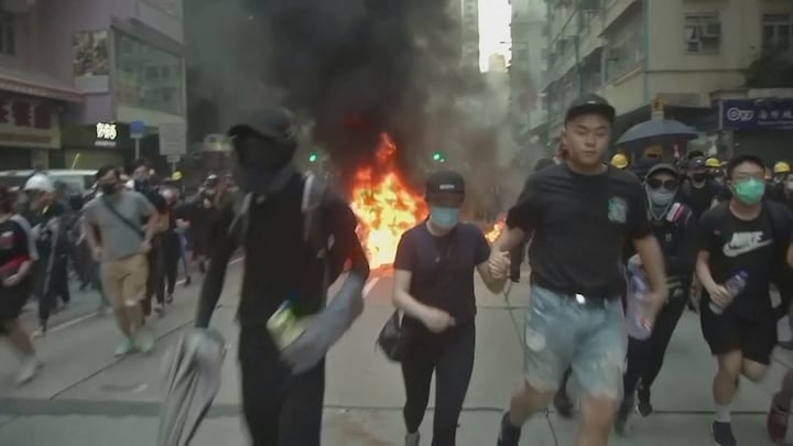Compleet slagveld in Hongkong bij viering 70 jaar China