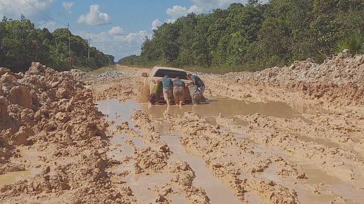 Zand, modder en overwoekerd met planten: zo ziet de BR-319 er nu uit