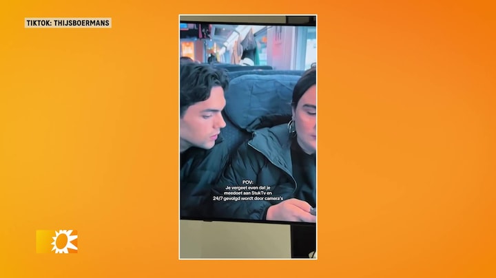 Thijs Boermans bijt in jas van Julia Heetman tijdens tv-opnames