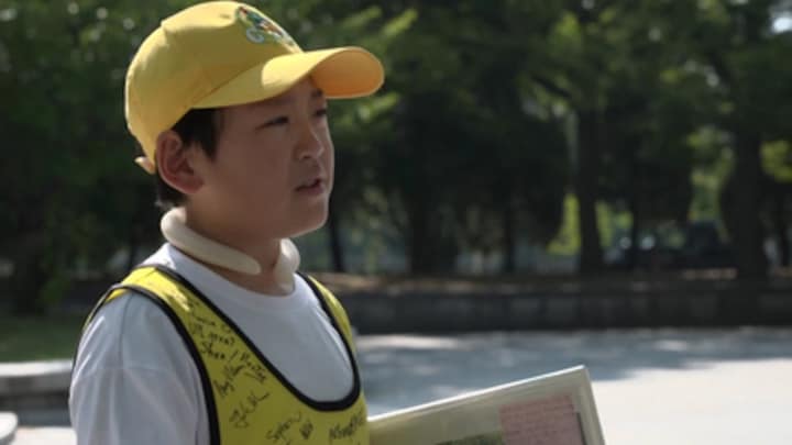 Shun (12) leidt toeristen rond in Hiroshima, 80 jaar nadat de atoombom viel