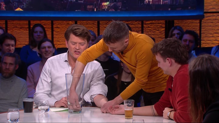 Beau test de aanval van een bloedzuiger uit aan tafel