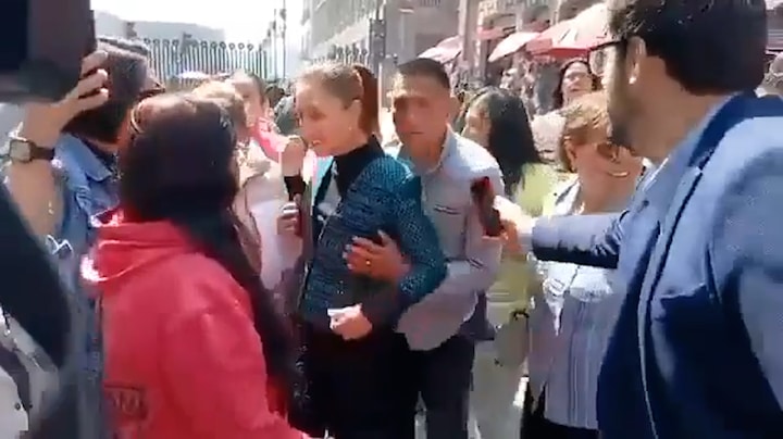 Man betast borsten van Mexicaanse president