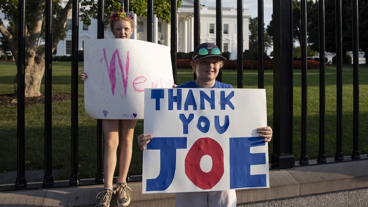 Ballonnen en bedankbordjes: Biden-supporters verzamelen bij Witte Huis