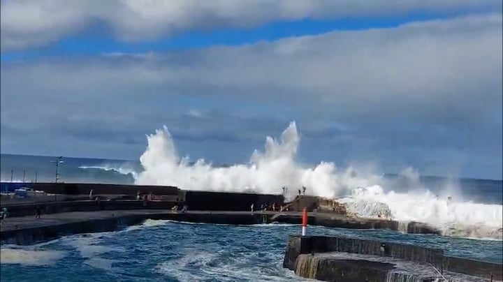 In beeld: hoe een enorme golf mensen op pier Tenerife verrast