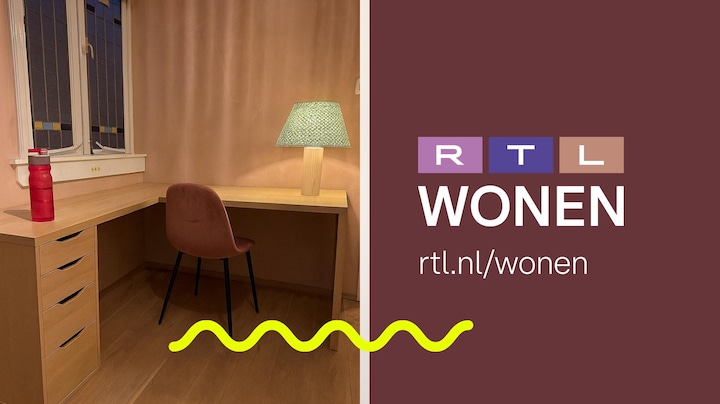 Bien, de dochter van Roos Reedijk, geeft rondleiding door nieuwe (en beige) kamer