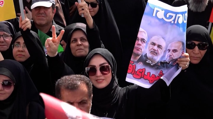Milhares de iranianos comparecem ao funeral de altos oficiais militares e cientistas nucleares