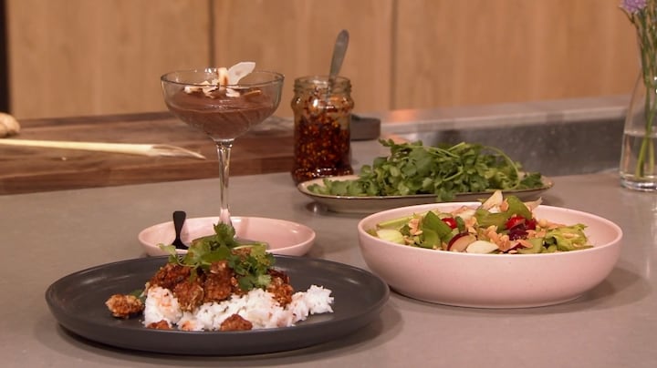 Crispy tempé in pinda-kokossaus en chocolademousse met kokoskaramel