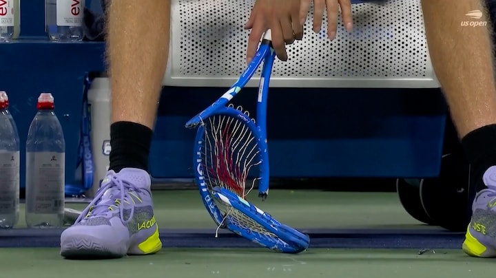 Woedende tennisser Medvedev koelt zijn woede op zijn racket op US Open