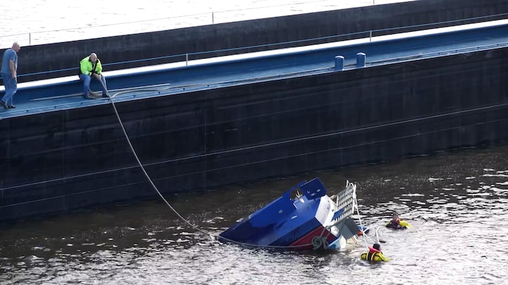 Aanvaring motorboot en binnenvaartschip Friesland, twee mensen aan wal gebracht