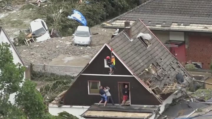 Noodweer buurlanden: mensen vluchten dak op, terwijl ...