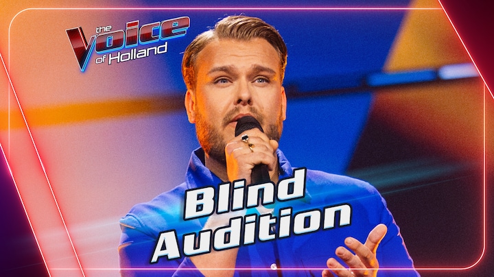 Jelle De Boon zingt ‘Love In The Dark’ tijdens de Blind Auditions