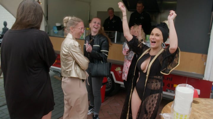 Pikante outfit Corrina zorgt voor hilariteit op verjaardag in Bij Ons Op Het Kamp