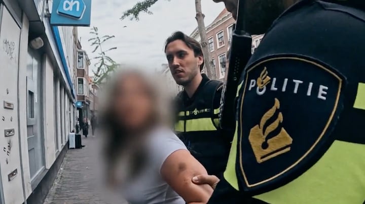 Vrouw gaat compleet door het lint tegen agent in Bureau Utrecht