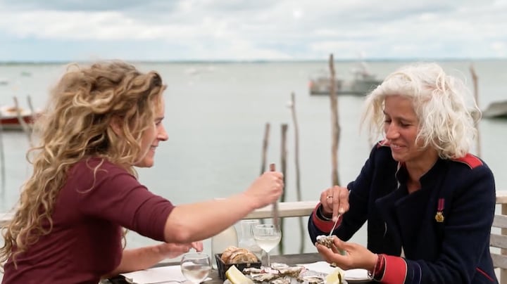 Nisha Tara en Lieske bespreken toekomstplannen in B&B Vol Liefde