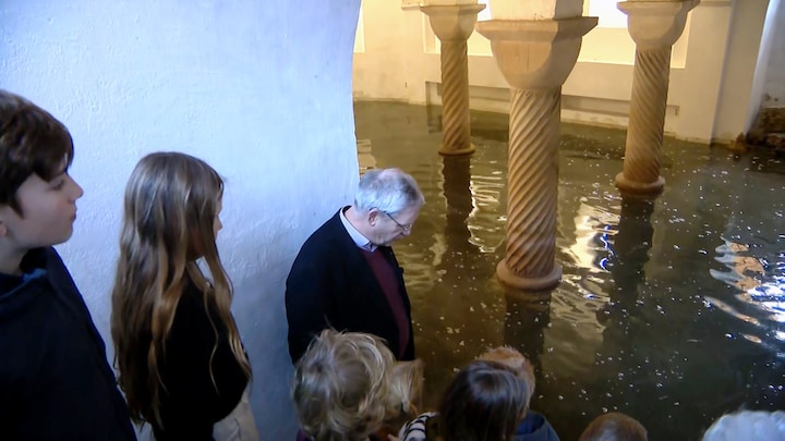 Ondergelopen kerk in Deventer trekt bekijks: 'Zorgen om schilderingen'