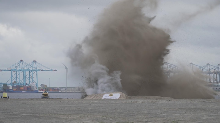 In beeld: WOII-bom tot ontploffing gebracht in Rotterdam