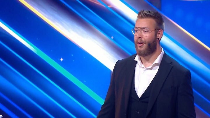 Goochelaar Ruud charmeert de jury met zijn trucs en droge humor
