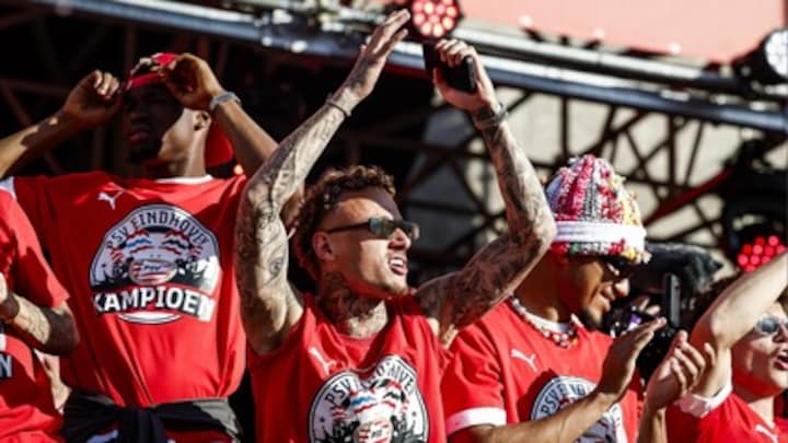 Noa Lang steelt show bij titelfeest PSV: 'Sta op voor de kampioen'