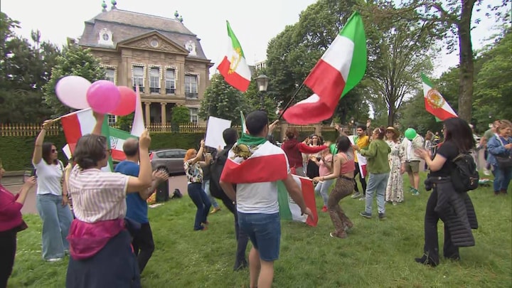 Iraniërs in Den Haag vieren dood president: 'We willen vrij zijn'