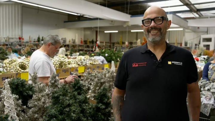 John maakt van kringloopwinkel een kerstmarkt: 'Goedkope kerst voor iedereen'