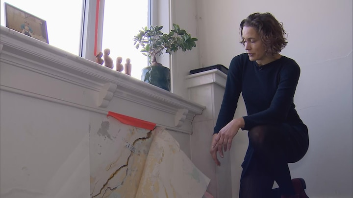 Bij Debora thuis zijn de scheuren zo groot, dat het binnen waait