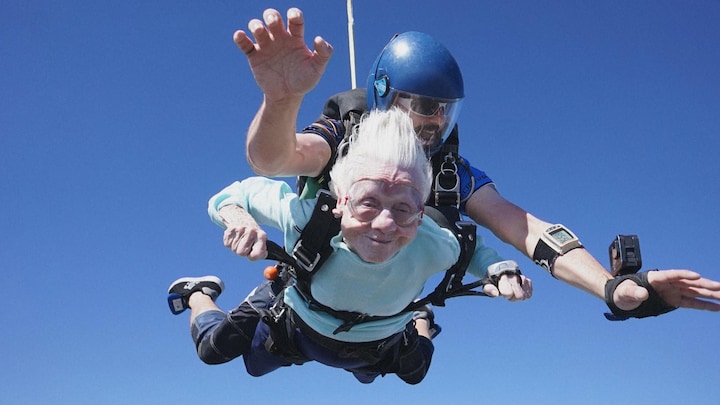 Dorothy (104) is nu de oudste skydiver ter wereld