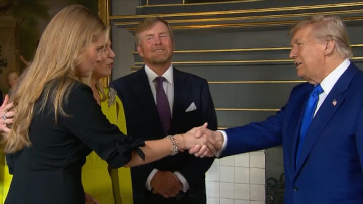 Oranjes verwelkomen Donald Trump op Huis ten Bosch