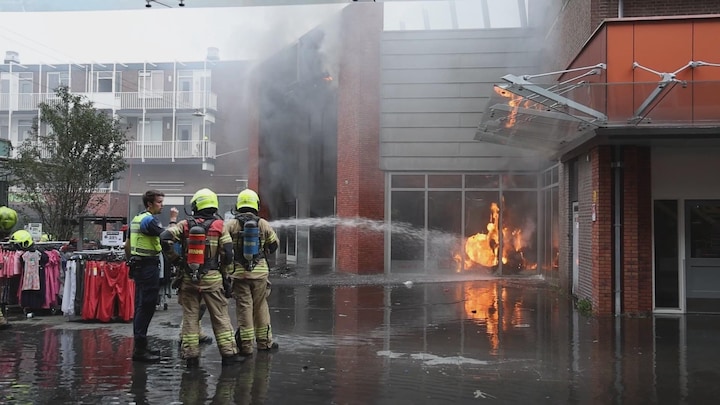 In beeld: grote brand in winkelcentrum Alkmaar, twee meisjes opgepakt 