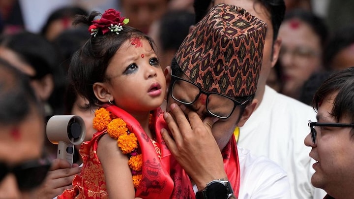 Als deze 2-jarige 'peutergodin' lacht, kan dat je leven kosten