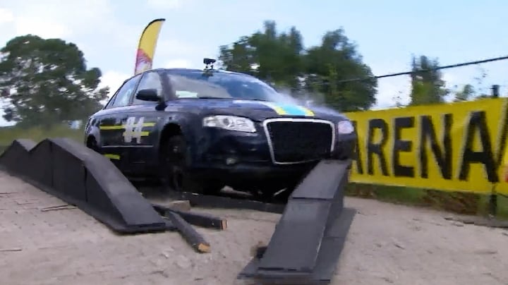 Jamie krijgt een black-out en rijdt de balkenproef én haar auto kapot.