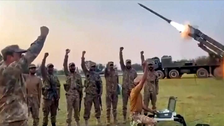 Harde knallen en rode luchten: aanvallen over en weer tussen India en Pakistan