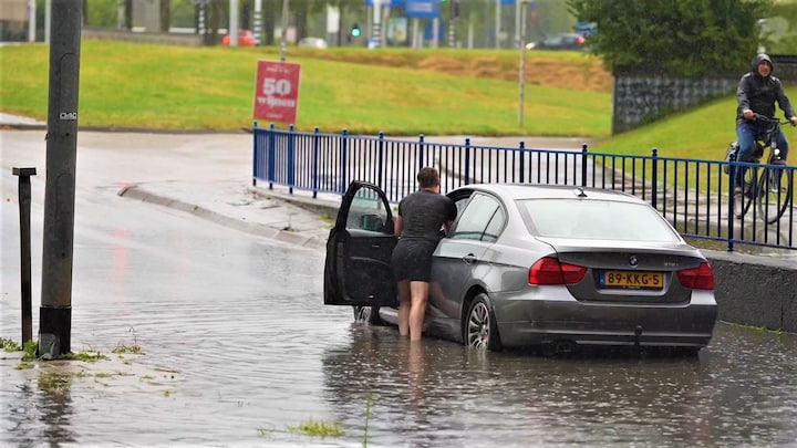 Straten blank en putdeksels omhoog door noodweer: 'Ik hoorde bam!'