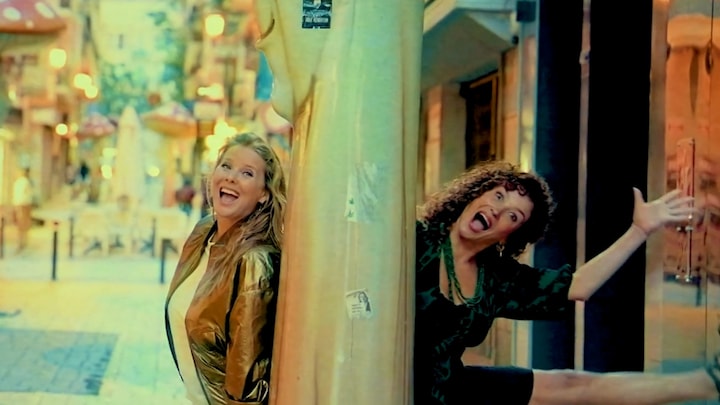 Katja Schuurman en Babette van Veen lanceren feestelijke videoclip van Fout Feestje