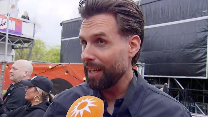 Simon Keizer in het publiek aanwezig bij theatershow Nick Schi...