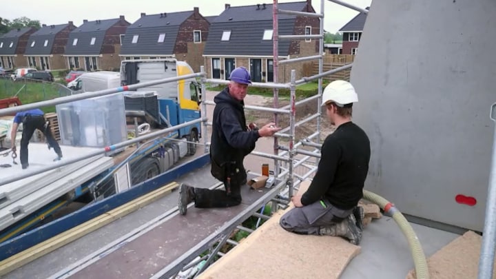 Bouwvakkers kijken toe want robot bouwt ons huis