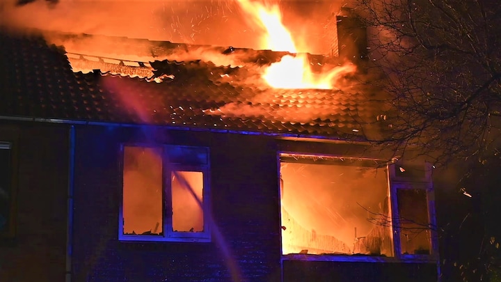 Felle brand in woning Roelofarendsveen, een dode gevallen