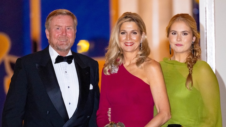 Willem-Alexander, Máxima en Amalia schitteren samen bij officieel diner