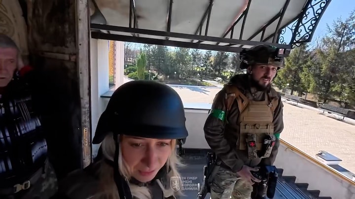 Bodycambeelden: Nederlandse fotograaf Daphne ontsnapt aan drone door Oekraïense soldaat