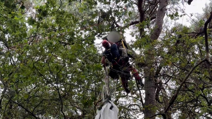 In beeld: militairen belanden in bomen met parachute