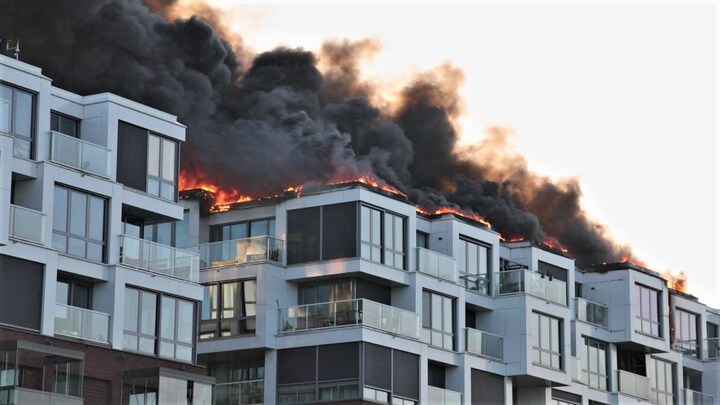 Zwarte rookwolken: appartementencomplex Amsterdam in brand